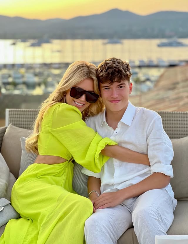 🥹❤️20 years ago, you made me a mom… and somehow at the same time, you became my greatest love, my biggest lesson, and my proudest achievement. 🥹✨And now here you are… 20 years old, chasing your dreams, working so hard, becoming the incredible young man and football player you always wanted to be. Watching you grow at Ajax, seeing your discipline, your passion and your kind heart makes me proud beyond words.How time flies will forever remain one of life’s greatest mysteries to me… because in my heart you will always be my little boy. 😭❤️Happy Birthday my Dami🥹Keep dreaming big, keep shining, and never forget how endlessly loved you are.Forever proud to be your mom. ❤️ by @sylviemeis