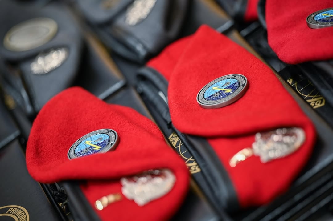 Scarlet and Pewter berets earned!Congratulations to the last legacy STO/CCT/SR course graduates! The next course iteration will be streamlined after adding Zulu to the special warfare pipeline. #afspecwar #combatcontroller #specialtacticsofficer #specialreconnaissance by @specialwarfaretw