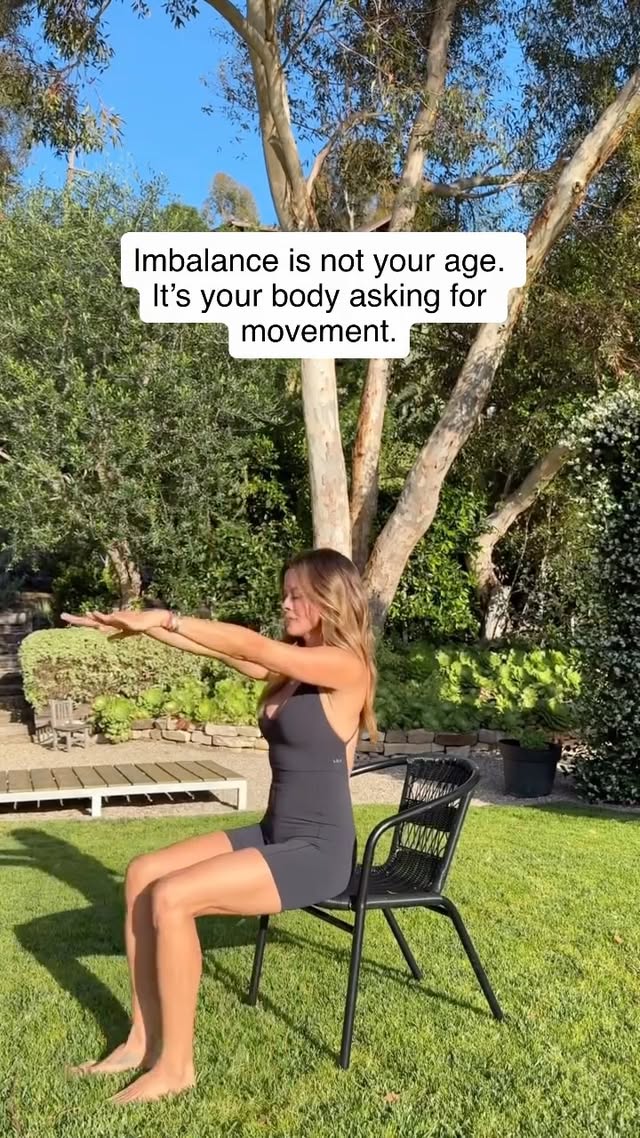 All you need is a chair & some sunshine vitamin☀️. Try this 10 min body weight only, vacation friendly workout.6 moves for 30-60 secs, 2 rounds. try this whole body flow every day this month & watch your energy, mobility, and body confidence change! #brookeburkebody #fitnessmotivation #nature by @brookeburke