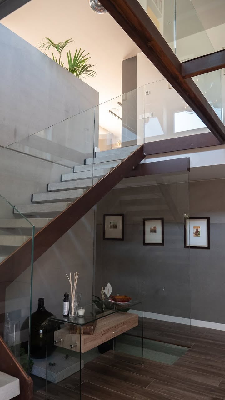 Casa de hormigón a medida de 220m2 con 3 dormitorios, 2 baños y un aseo 🏡Pulsa aquí para ver el House Tour 👇#housetour #housetours #vivienda #viviendas #viviendaunifamiliar by @theconcretehome