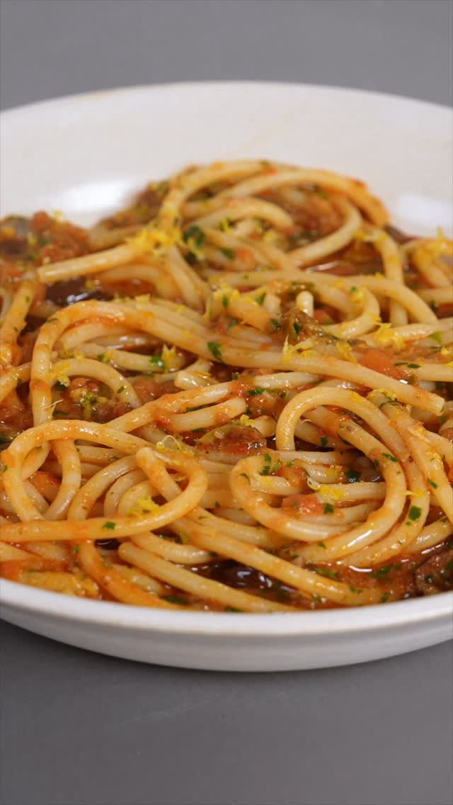 Ça sent bon l’été ☀️🫒🐟🍅Les ingrédients :400g de spaghetti200g de pulpe de tomate2 gousses d’ail1 citron jaune1 càs de câpres5 filets d’anchois2 càs d’olive3 càs de persil plat haché½ càc de piment d’EspeletteHuile d’oliveSel by @whoogys