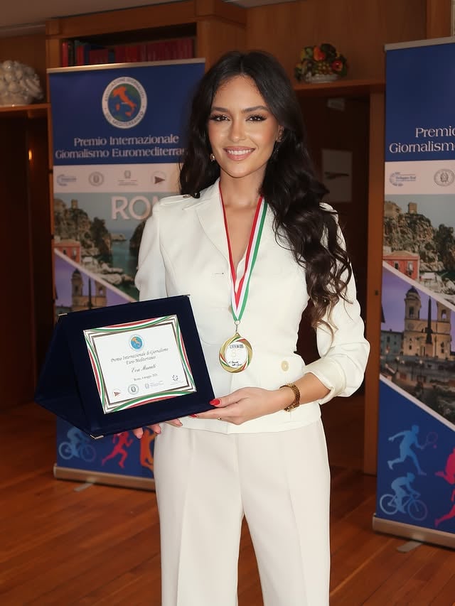 Ricevere il Premio Mediterraneo Europeo è stato per me un grande onore! Grazie all’organizzazione, alle istituzioni presenti e a tutti coloro che hanno reso questa giornata così speciale.Con emozione ho ricevuto anche la medaglia dell’Unione Stampa Sportiva Italiana, un riconoscimento che custodirò con grande gratitudine.Ho iniziato a lavorare in televisione a 18 anni e negli ultimi dieci anni ho avuto il privilegio di raccontare il calcio europeo e di condurre la UEFA Champions League. Per questo, ricevere oggi questi riconoscimenti ha per me un significato ancora più profondo.Grazie a tutti coloro che hanno creduto in me e hanno fatto parte di questo percorso.Grazie al Circolo degli Esteri, alla Presidenza del Consiglio dei Ministri, al Ministero degli Affari Esteri e della Cooperazione Internazionale e al Ministero della Cultura per questo prestigioso riconoscimento.PS: A pochi giorni dal mio compleanno, non potrei immaginare un regalo più bello. 🤍🏅✨ by @evamurati
