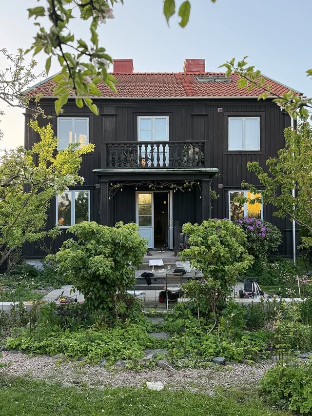 Thank you May 🤍~ för blommorna du ger, för grill i Patriks trädgård och för barfotafötter. För det som är viktigast av allt, familj och vännerna. Och. Doften av syrén. by @elinlannsjo
