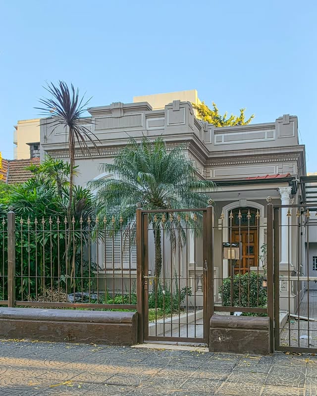 🏡 Juramento 5415/17: una hermosa casa que, aun sin protección oficial, se mantiene intacta por el esmero de sus propietarios.....#villaurquiza #ig_buenosaires #buenosairescity #arqgentina #facadelovers 🤳🏻😎 by @pablofe70