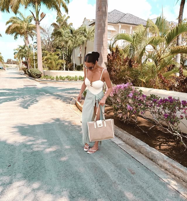 Can’t wait for you to see the Barbados vlog, I have videos for you to catch up on - link on my stories 🫶🏼🤍Swimsuit: @fandfclothing Bag: @nextofficial Sunglasses: @katieloxton by @amyrosewalker