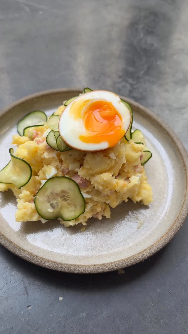 A l’occasion de la Journée Internationale de la Pomme de Terre, je vous propose une salade que j’ai découvert au Japon il y’a quelques semaines. la Salade de pommes de terre version IsakayaVous ne pourrez plus vous en passer.Les ingrédients :* 600 g de pommes de terre pour cuisson four/purée* 3 c. à s de mayonnaise japonaise (ou classique)* 1 c. à s de vinaigre de riz* 2 oeufs mollets* 1/2 concombre * 150 g de jambon* 2 cébettes* 1 c. à c d’huile de sésame* Sel & poivreOEUFS MARINÉS* 2 oeufs* 60 ml de sauce soja* 30 ml de mirin (facultatif)* 30 ml d’eau* 1 c. à c de sucre by @whoogys