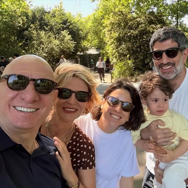 Güzel yazmış Burunom❤️🧿. . .#repost @omerdormen . . .Bayram haftasını, canım ailemle birlikte Londra’da geçirmek tarifsiz bir mutluluktu.❤️Özel anılar yaratmak, özellikle çocuklarımın ve torunumun heyecanla beklediği, küçük sürprizlerle ve hafif maceralarla dolu seyahatler planlamak, annemden öğrendiğimiz ve Ayşe’mle yıllardır yaşatmaya çalıştığımız çok kıymetli bir aile ritüeli.Bu kez Yaso, Altuğ ve Can, Londra’ya, Ayşe, Alya ve beni ziyarete geldiler. Küçük evimizde biraz sıkışık ama çok keyifli bir hafta geçirdik. Haftanın programı doğal olarak Can’a göre şekillendi. 😊 Her sabah onun neşesi ile uyandık…evin bir köşesine küçük bir oyuncak saklandı, biz de “sıcak-soğuk” oynayarak bulmasına yardımcı olduk. Kahvaltıdan sonra Can ve Ayşe, oyuncak süpürgesiyle evi temizlediler. Tek banyolu evde duşlar sırayla alınırken ben de kahveleri hazırladım.Londra’nın rekor sıcaklıkları keyfimizi hiç bozmadı. Her gün parka gittik, top oynadık, pervane uçurduk, piknik yaptık. İki kez hayvanat bahçesine gittik. Döndüğümüzde gördüğümüz bütün hayvanların seslerini taklit ederek eğlendik.Yaso’yu küçükken Londra Hayvanat Bahçesi’ne ilk annem götürmüş. Yıllar sonra Can’ı aynı yere götürebilmiş olmak benim için ayrı bir mutluluk oldu. ❤️Alya’nın “Keskin Bıçak” koreografisini hayranlıkla izledik, köklerine bu kadar bağlı olduğu için onunla gurur duyduk.Ailecek uzun uzun sohbetler ettik, hayatı ve gündemi konuştuk. Babamın hep söylediği gibi, “Her zaman umut vardır ve yarın yine güneş doğacaktır.” Biz de buna inanarak olumlu olmaya çalıştık.Bir hafta göz açıp kapayıncaya kadar geçti. Bu sabah onları uğurlarken, çoktan bir sonraki buluşmamızın planlarını yapmaya başlamıştık.Evden ayrılırken Can oyuncak süpürgesini burada bıraktı ve “Tekrar geldiğimde temizlerim” dedi. Sonra evde oynadığı eşyalara bakıp, “Beni beklesinler” dedikten sonra evden çıktı 😄 Yaşasın! Demek ki geri gelecek… ❤️Canım ailem, bana unutamayacağım bir hafta yaşattınız. Beni çok mutlu ettiniz. Hepinize çooook teşekkür ederim.Ve herkese…aileleri ve sevdikleriyle birlikte sağlık, huzur, neşe ve güzel anılarla dolu nice mutlu bayramlar diliyorum. 🙏❤️@yasemindormen @altuggultan @alyadormen @