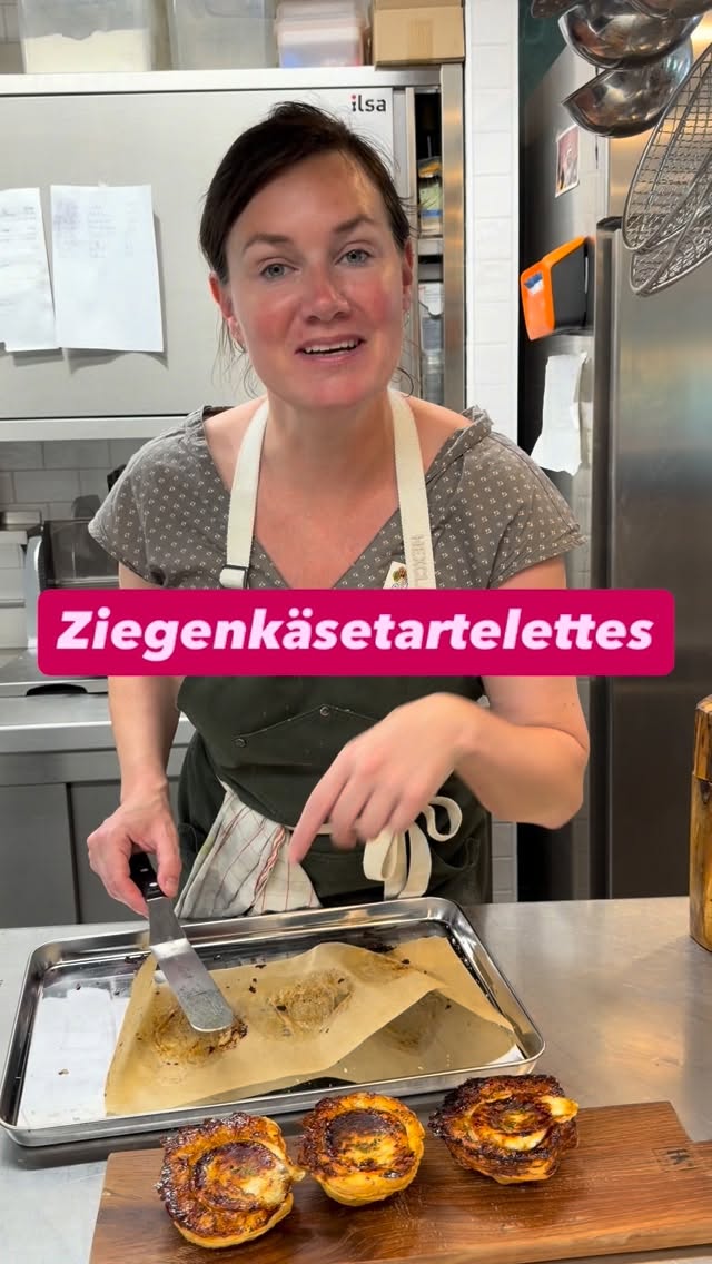 Ziegenkäsetartelettes!!!Lauwarm oder kalt, diese kleinen Happen sind perfekt als Vorspeise oder Snack zwischendurch. Milder Ziegenkäse, süßer Honig und knuspriger Blätterteig. So einfach und sooooo gut!!!#tartelettes #goatscheese #ziegenkäse by @_vroni_lutz_