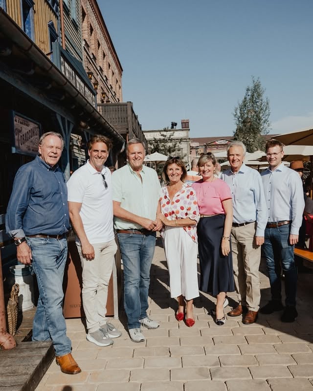 Behind every unforgettable place, there are incredible people who bring it to life. 🤠✨To celebrate the completion of Silver Lake City, the Mack family invited all the craftsmen and project partners to a special celebration in the heart of the western town. In just 12 months, around 300 craftsmen from 90 companies helped create the new Riverside Western Lodge, along with many more exciting additions to Silver Lake City. 🛠️🌵A huge thank you to everyone who made this extraordinary project possible! And the adventure is only just beginning… The Riverside Western Lodge officially opens its doors on 18 June! 🤎 by @europapark_hotels
