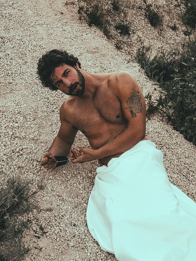 io, appartengo al sole, ma penso sempre alla sera by @renato_improda