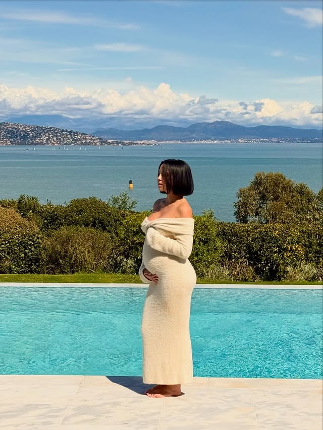 Nous sommes le 31 mai 2026, et c’est la première fois de ma vie que j’entame cette journée en étant la maman de quelqu’un. C’est vertigineux. Mon Thao, mon fils, mon bonheur. Tout mon monde s’est rétréci pour tenir entre tes mains. Ce nouveau rôle, cette nouvelle identité depuis plus de neuf mois maintenant, est un apprentissage exigeant et merveilleux, une leçon d’amour et d’abnégation. Chaque seconde qui passe, je suis reconnaissante d’être ta maman. Te voir grandir est le plus magique des cadeaux. Pour cette vie, pour celle d’après, je t’aime plus fort que tout.Merci à mon mari, mon refuge, qui adoucit cette maternité lorsqu’elle devient épuisante, et qui fait de notre famille un trio rempli de vie, de joie et de rires au quotidien. Une pensée à toutes ces femmes qui ont perdu un enfant, également à celles qui n’arrivent pas à en avoir, et à celles qui n’en veulent pas, ou n’en ont jamais voulu. Être mère est une chose exceptionnelle. Et toute personnelle. Dans mon existence à moi, c’est ma plus grande réussite. Ce n’est toutefois pas le seul accomplissement d’une femme. Alors bonne fête à toutes les futures mamans, à toutes les mamans, à toutes celles qui l’ont été, et à toutes les autres 🤍 by @agatheauproux