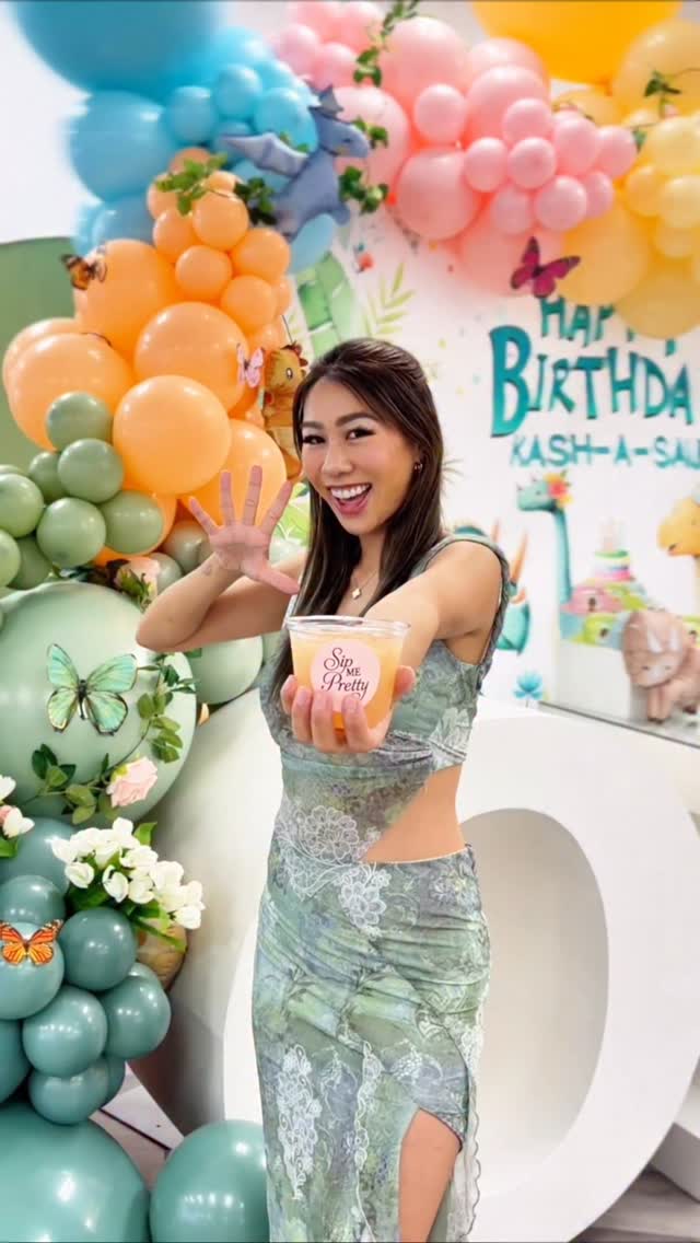 Cursed technique: summon Sip Me Pretty for your next event ✨@sipmepretty beverage bar (200 Guests)💚Green Grape Jasmine Green Tea💛Passion Fruit Oolong 🩷Lychee Lemonade Slushie Toppings:🥭Mango Jelly🌈Rainbow Jelly☁️Sea Salt Cold Foam@mjeballoonart for the beautiful balloons and backdrop behind us! 🔥#jjk #JujutsuKaisen #boba #bobatea #trendingreels by @itsjenniboop