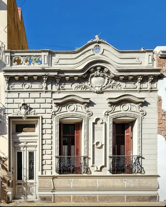 💙¡Feliz cumple San Telmo! 🎂​Con esta selección de fotos de @pablofe70 celebramos hoy 31 de mayo su 220 aniversario y homenajeamos a su bella arquitectura. 🏛️​¿Conocés estas casas y edificios? Contanos en los comentarios. 👇​ 🏡 "Buenos Aires Revelada. Fachadas de la ciudad cotidiana" es el primer libro de @pablofe70 y contiene una selección de fotos 📸 de casas de los barrios porteños capturadas con su teléfono celular, un registro urbano muy valioso que es también un llamado de atención para el cuidado del patrimonio arquitectónico de nuestra querida ciudad, que el 11 de junio celebra su 446 aniversario. 🏙️📚 ​El libro se consigue en @fedro.libros (San Telmo) y en otras librerías de la Ciudad de Buenos Aires.#santelmo#BuenosAires #patrimoniourbano by @pablofe70