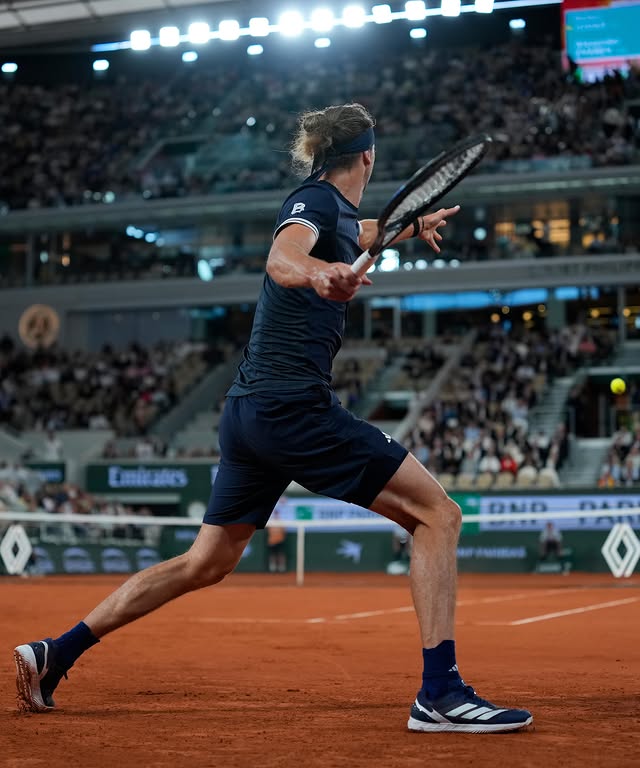 🇩🇪 Zverev rallies back from 5-2 down to clinch the opening set tiebreak 7-6(3)! #RolandGarros
