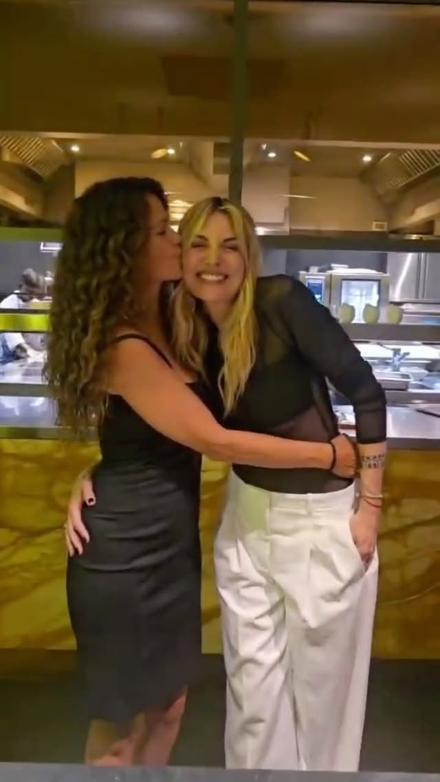 Cara Elenoire, amica mia,oggi festeggiamo il tuo primo mezzo secolo. Detto così sembra quasi l’ intro ad un documentario storico ma ad una certa età, o ad un’ età certa come diciamo noi ,credo sia fondamentale circondarsi solo di certezze …ecco perché ho deciso di scriverti una lettera … per tranquillizzarti su una cosa importantissima! Dopo attente valutazioni, momenti di crisi, confronti accesi, risate isteriche e un numero imprecisato di telefonate infinite molto amate da chi ci è vicino, ho deciso dopo un’ attenta valutazione di rinnovarti il contratto di amicizia per altri 50 anni.Sì Ele, ti tengo. Senza reso, senza cambio. Sì, lo so che è un enorme gesto di generosità da parte mia, ma ormai ti conosco da troppo tempo per prendermi la responsabilità di lasciarti girare da sola e libera senza la mia supervisione.… 🩷🩷🩷🩷🩷🩷🩷🩷🩷🩷🩷🩷🩷🩷🩷 La parte più intima e vera di questa lettera è solo per Ele… ma ci tenevo a celebrare il compleanno di un’Amica speciale! @elenoirec #samanthadegrenet #elenoire #compleanno #bday by @elenoirec