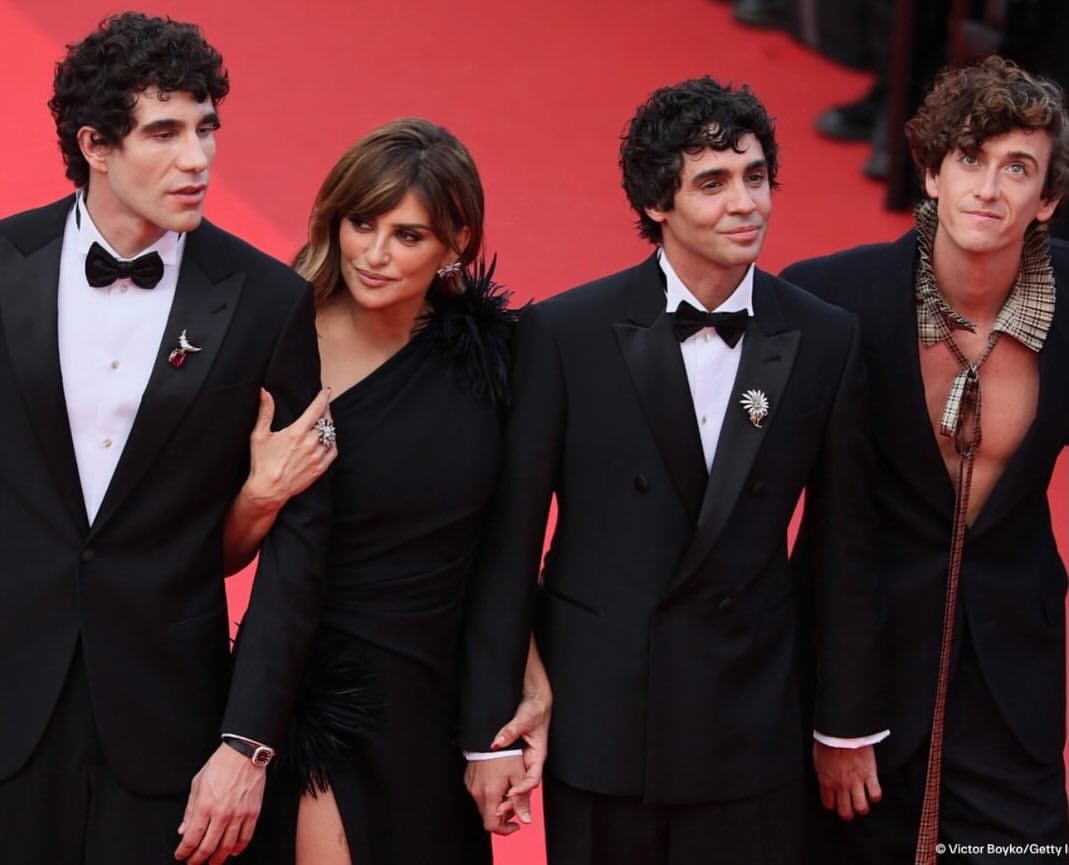 La Bola Negra @festivaldecannes #losjavis @chanelofficial 🎱🎱 by @penelopecruzoficial