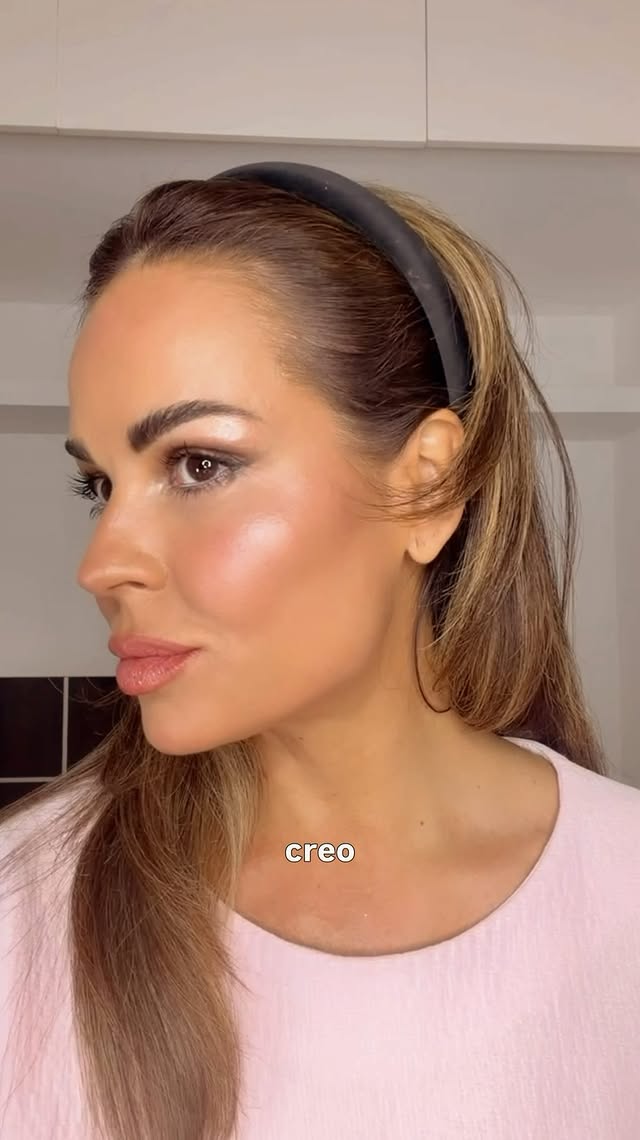 Arréglate conmigo para ir a un evento! Momento beauty en casa que lo disfruto mucho 🤍Mascarilla @tosowoong.global Real Collagen FitCrema hidratante Magic Cream @charlottetilbury Sombra Ojos @kikomilano Gel para Cejas @sephora_spain Under Eye Brightener @catrice.cosmetics Base Maquillaje Flawless Filter 3 + Air Brush Flawless Foundation 7 Warm/Chald @charlottetilbury Concealer Air Brush 6 medium @charlottetilbury Contouring: Hollywood Contour Wand - Tan Deep @charlottetilbury Blush: @prada : Mauve and TulipPowder Plus Foundation: Mac Studio Fix: NC44Lighting Bronzer @hourglasscosmetics Diffused Bronze LightMagic Vanish Fair - Polvos matificantes 1 @charlottetilbury Máscara de pestañas: They´re Real @benefitspain Highlighter @rarebeauty - MesmerizeNudes everywear concealer 3.5 @rabanne Settle spray @lorealparisLips:Hero All Day Plumping Lip Stain @aprilskin_global Lip Pencil Plum @maccosmetics Velvet Liquid Lipstick 705 @kyliejenner Kissable Lip Volume 03 @kikomilano by @isabelselles