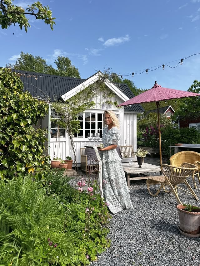 Den här veckan har jag letat unika och genomtänkta sommarpresenter.. 🎁🌿Ps. I år fyller Riedel 270 år och har en vacker jubileumskollektion i kristallglas utifrån druva eller stil ~ och till väldigt fina erbjudanden dessutom. Jag valde ju champagneglasen men du hittar dem alla via länken i min profil!​@riedelpartner_sweden by @elinlannsjo