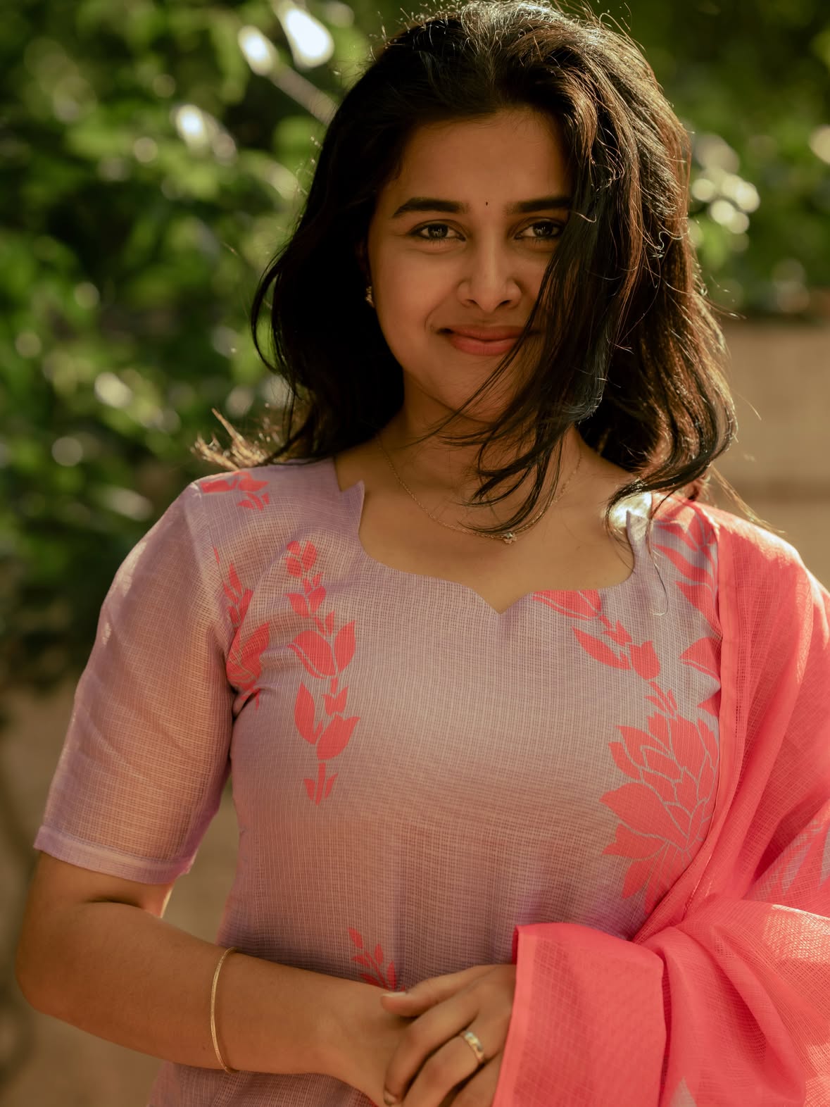 Whispering winds 🌸🍃

Wearing @devrobes_ ✨
Shot by @r.prabu214 🖤

#pink #purple #ootd #raji #shaliniprabu