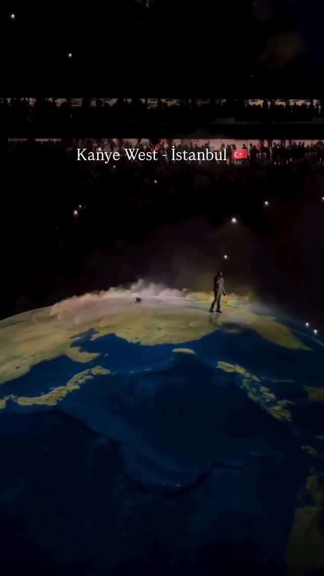 Kanye West’in İstanbul konserine rekor sayıda insan gitmiş🔥120 bin deniyor.Valla, gerçek rakam kaç olursa olsun…İzledik videoları…Dev bi kitle.Dev bi ilgi.Dev bi “orada olma” arzusu.Ben şunu çok merak ediyorum.NEDEN???? 🤔Kanye West’i bu kadar mı seviyoruzz?Şarkılarını bu kadar mı biliyoruz?🫪Yoksa mesele artık sadece müzik değil mi?Çünkü Kanye West sadece bi müzisyen değil artık. Bir figür. Bir olay. Bir marka. Bir fenomen.Bir “görülmesi gereken şey.”Adam, yıllardır antisemitik açıklamalarıyla gündemde.Nefret söylemleri nedeniyle eleştiriliyor.Bazı ülkelerde konserleri tartışma yaratıyor, hatta yasaklanıyor.Ama dün o stadyum doluyor. Hem de ağzına kadar!!! Üstelik sadece Türkiye’den gelenlerle değil… Bu artık sadece bi konser değil. Bi tür kültürel olay. Belki de modern zamanların hac yolculuklarından biri.İşte asıl soru burada başlıyor.Bu insanlar neye gidiyor????Müziğe mi?Skandala mı?Efsaneye mi?Kalabalığın kendisine mi?Yoksa “Ben de oradaydım” deme hakkına mı?Bana öyle geliyor ki, insanların önemli bir kısmı konsere değil… Bir olaya, bi ana, bi deneyime tanıklık etmeye gidiyor. Belki de sadece story atmaya gidiyor🐰😂Belki de eve dönüp:“Ben de oradaydım” diyebilmek için gidiyor.Bence artık konserler sadece konser değil.Bi sosyal statü alanı.Bi dijital hatıra üretme yeri.Bi story malzemesi.Bi FOMO meselesiYani kaçırma korkusu.Bugünün insanı bazen gerçekten sevdiği için değil, dışarıda kalmamak için gidiyor.Çünkü herkes oradaysa…Sen yoksan…Sanki hayatın dışında kalmışsın gibi!!!🫪Bir de büyük kalabalıkların insana verdiği sarhoşluk var.On binlerce insanla aynı anda bağırmak.Aynı ritme girmek.Aynı ışığın altında durmak.Aynı şarkıda zıplamak.Bu insana bi aidiyet duygusu veriyor.Kalabalığın ortak coşkusu... Bir tür modern ayin...Belki de dün, o stadyumda insanlar Kanye’ye değil… Kendi yalnızlıklarından çıkma ihtimaline gitti. Bir şeye ait olma ihtimaline gitti...Ekonomik kriz var.Gelecek kaygısı var.Herkes yorgun, bunalmış, bıkkın…