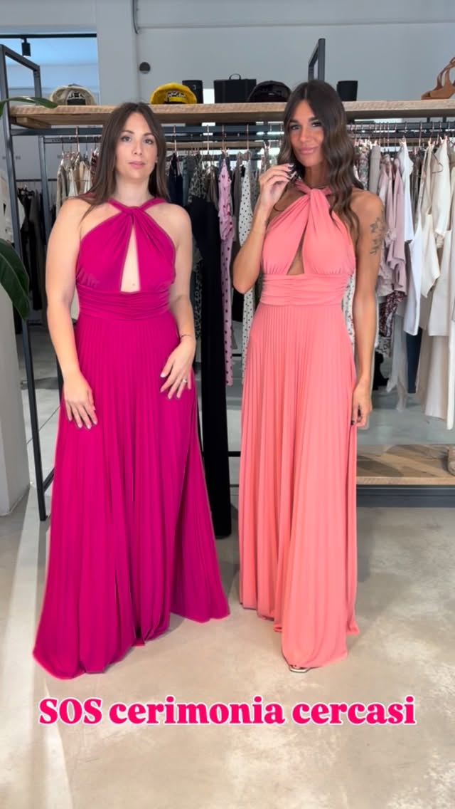 SOS CERIMONIA CERCASI ✨❤️ stesso abito indossato su due fisicità diverse: io ho una taglia 40, Martina una 44. Abito bellissimo che veste dalla taglia 38 alla 46. Correte online prima che vada tutto SOLD OUT @room401_boutique #negozioabbigliamento #negozioabbigliamentodonna #room401boutique #newcollection #ootdfashion