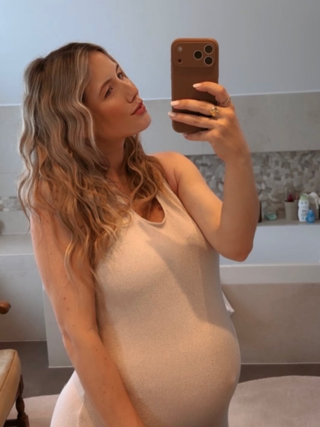 Life lately ✨1 - Mittlerweile ist die Kugel ganz schön rund. Mal sehen, wann sich unser kleiner Mann auf den Weg macht. Wir sind bereit 👶🏼2 - Ich liebe Blumen einfach. Für die Uroma gab es ein paar super schöne zum Geburtstag 💐3 - Kindheitserinnerungen 🌝✨4 - Mein sportlicher Mann @alexander_hindersmann ist aktuell voll auf Kurs - ich hoffe ich auch bald wieder 🏃🏼5 - Vielleicht das letzte CTG vor der Geburt6 - Unser Großer hat für die Uroma ein tolles Bild gemalt. Es war ihm sooo wichtig 🧡💚🩵💛💜7 - In love with my bump 🤍Was ist euer Favorit? by @laurapapendick