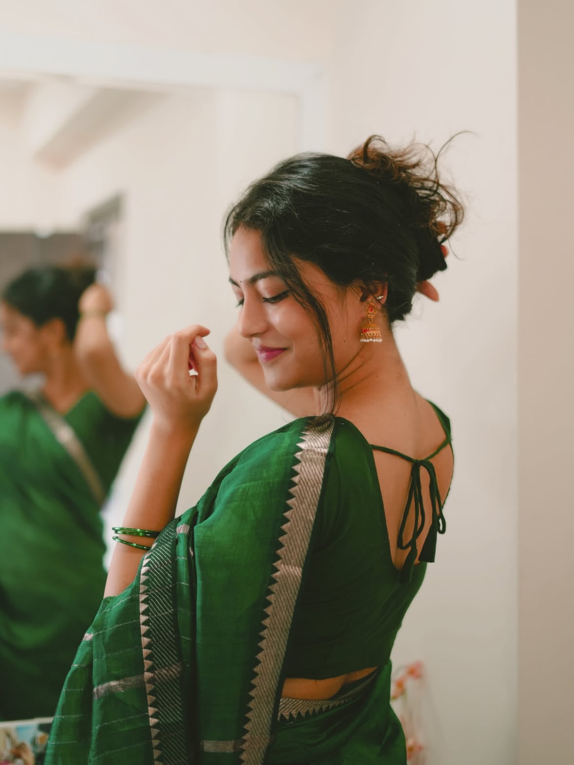 సంగీతం నువ్వైతే, సాహిత్యం నేనవుతా🪕🎶

Shot by: @photographsbyabhishek 
Outfit : @vastrabyjenica 

#aakanksha #explorepage✨ #shootideas #teluguammai #saree