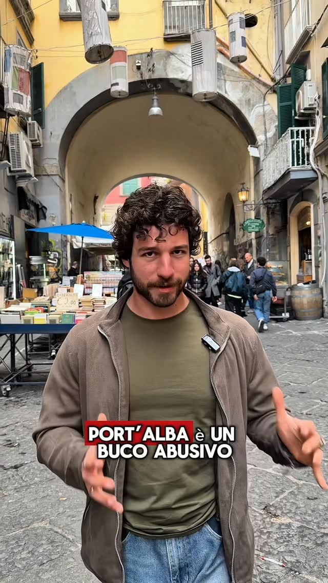 Port’alba, la via dei libri e delle librerie, è un buco abusivo#napoli #cultura #portalba by @renato_improda
