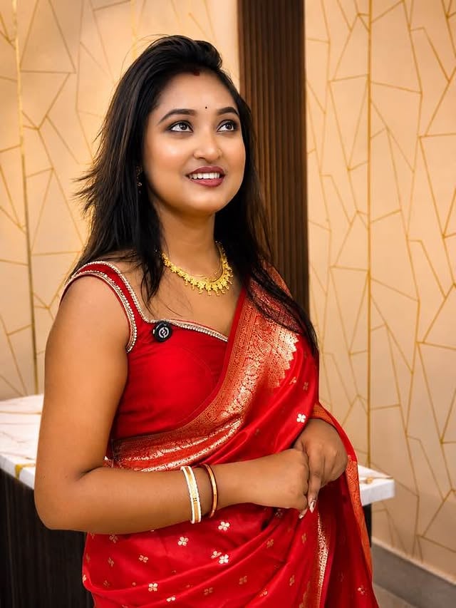 Red saree, golden glow ✨Simple look, royal feel ❤️Saree Order korte inbox korun.Offer Price Only -590 by @somaghosh6102