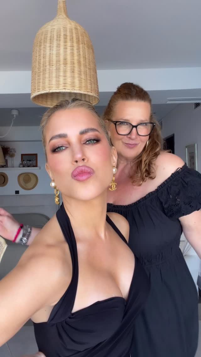R U READY FOR A NEW LOOK ?Wer sagt, das man bei der Arbeit keinen Spaß haben darf, oder ?#show8 💬 kommentiere mit „ Dance for me“ , wenn Du mehr Tanzvideos von uns sehen möchtest 😂😂😂 vielleicht schaffe ich es @sylviemeis zu überreden 👯‍♀️XOXO Serena & Sylvie 💋 by @sylviemeis