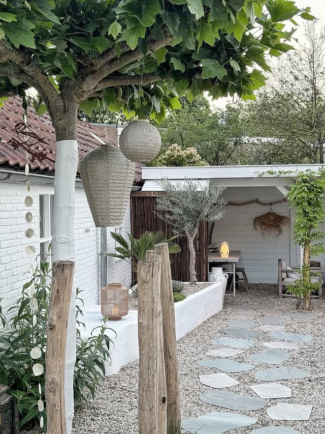 Gewoon een paar foto’s van de tuin in het avondlicht, niet van nu, maar van een paar dagen geleden toen het nog heerlijk buiten vertoeven was.De regen is fijn voor de tuin, maar nu is het wel weer genoeg hoor! ;)Fijne avond.Liefs ♡•#slowliving #sunsetgarden #gardendetails #gardendecor #outsidelife by @thuisbijsuus