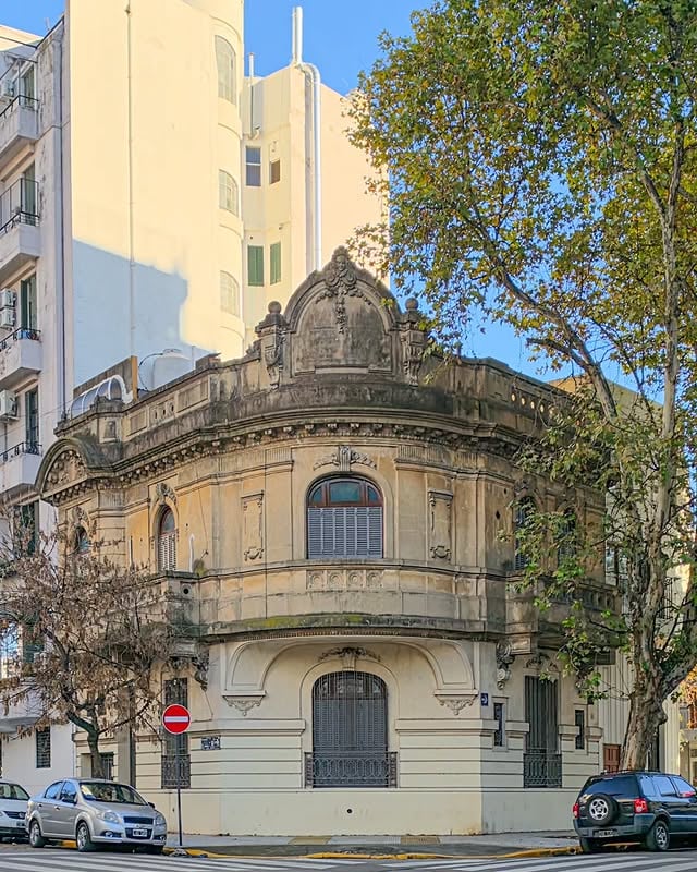 👀 Otra edificación desprotegida: ahora es el turno de la esquina de Neuquén y Dr. Nicolás Repetto.....#caballito #ig_buenosaires #buenosairescity #arqgentina #facadelovers 🤳🏻😎 by @pablofe70