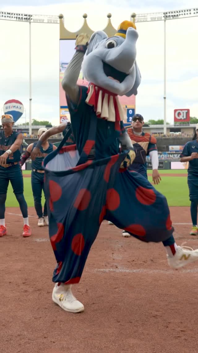 POV: you looked away for 2 seconds and accidentally boarded the Party Train👀

#bananaball #indianapolisclowns #trailride #dancing #baseballlife