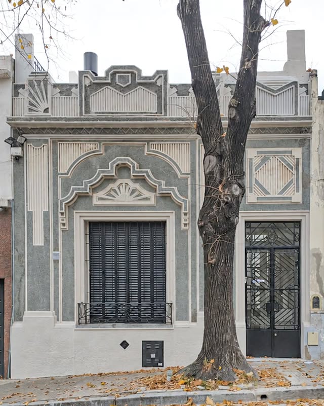 Hace unos días tuve el privilegio de visitar esta centenaria propiedad de rasgos Art Déco que @grestudio.arq puso en valor en Camacuá 955. 🏢✨En palabras de los responsables de ese estudio, "el proyecto contempló la remodelación integral de la vivienda para preservar y destacar sus elementos patrimoniales originales, como pisos, carpinterías y ornamentaciones, combinándolos de forma respetuosa con soluciones contemporáneas. También se planteó una reorganización funcional para optimizar las circulaciones y potenciar la conexión entre las áreas sociales y los espacios exteriores, priorizando la amplitud visual, la flexibilidad de uso y el ingreso de luz natural a través de materiales contemporáneos de diseño sobrio y atemporal". 📐🌿El inmueble cuenta con protección cautelar por su singularidad y valor histórico. 🏛️🔒 ¡Muchas gracias por permitirme conocer de cerca el trabajo de restauración realizado! 💪🏻....#flores #ig_buenosaires #buenosairescity #arqgentina #facadelovers 🤳🏻😎 by @pablofe70