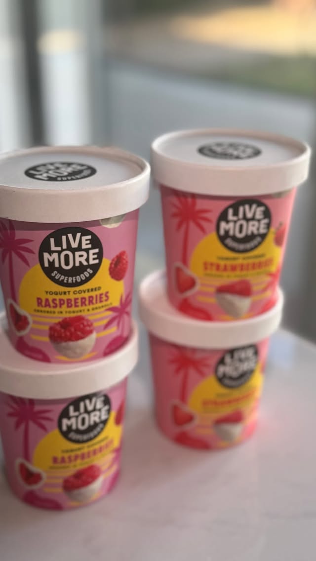 crunchy yogurt fruit! 🍓 #yogurtfruit #crunchyfruit #fruit #foodie #explore @livemoresuperfoods by @eatsbynatt