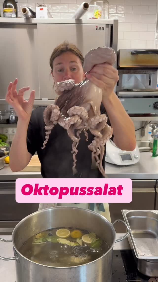 Oktopussalat!!!Ganz einfach und perfekt im Sommer!!!Mit viel Gemüse und Kräutern!!!#octopus #vroni #foodlover #instayum by @_vroni_lutz_