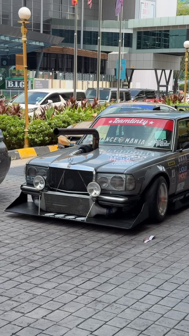 Nontonin loading mobil ke acara Retro Havoc di Kuala Lumpur Malaysia. Acaranya besok, tunggu videonya di channel Om Mobi ya. by @motomobitv