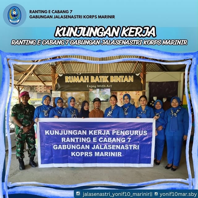 𝗞𝗨𝗡𝗝𝗨𝗡𝗚𝗔𝗡 𝗞𝗘𝗥𝗝𝗔 𝗣𝗘𝗡𝗚𝗨𝗥𝗨𝗦 𝗥𝗔𝗡𝗧𝗜𝗡𝗚 𝗘 𝗖𝗔𝗕𝗔𝗡𝗚 𝟳 𝗚𝗔𝗕𝗨𝗡𝗚𝗔𝗡 𝗝𝗔𝗟𝗔𝗦𝗘𝗡𝗔𝗦𝗧𝗥𝗜 𝗞𝗢𝗥𝗣𝗦 𝗠𝗔𝗥𝗜𝗡𝗜𝗥

𝑹𝒂𝒃𝒖, 03 𝑱𝒖𝒏𝒊 2026 - Ketua Ranting E Cabang 7 Gabungan Jalasenastri Korps Marinir Ny. Tidy Aris Moko beserta pengurus melaksanakan kegiatan Kunjungan Kerja ke Tanjung Pinang dan Bintan, Kepulauan Riau.

Perjalanan diawali dengan menyeberang dari Pelabuhan Punggur Batam menuju Tanjung Pinang. Setibanya di Tanjung Pinang, Ketua beserta pengurus melaksanakan kunjungan ke Pulau Penyengat. Kegiatan diawali dengan ziarah ke Makam Raja Ali Haji, dilanjutkan dengan pengenalan sejarah dan budaya Melayu serta sesi foto bersama menggunakan busana adat Melayu sebagai bentuk pelestarian dan penghargaan terhadap kearifan budaya lokal Kepulauan Riau.

Kegiatan dilanjutkan dengan kunjungan ke Rumah Batik Bintan sebagai salah satu sentra kerajinan daerah. Dalam kunjungan tersebut, Ketua dan pengurus berkesempatan mengikuti secara langsung proses pembuatan batik khas Kepulauan Riau, mulai dari membuat sketsa motif, mencanting, hingga proses pewarnaan. Kegiatan ini memberikan pengalaman dan wawasan baru yang dapat menjadi inspirasi dalam pengembangan kreativitas serta pemberdayaan UMKM di lingkungan Jalasenastri.

Sebagai bagian dari pengenalan destinasi wisata daerah, rombongan juga mengunjungi Danau Biru Lepan dan Gurun Pasir Bintan. Kunjungan kerja tersebut merupakan bagian dari upaya Pengurus Ranting E Cabang 7 Gabungan Jalasenastri Korps Marinir dalam meningkatkan kapasitas organisasi, memperluas wawasan budaya, serta memperkuat soliditas sinergitas antar pengurus demi terwujudnya organisasi yang semakin maju, aktif, dan berdaya guna.