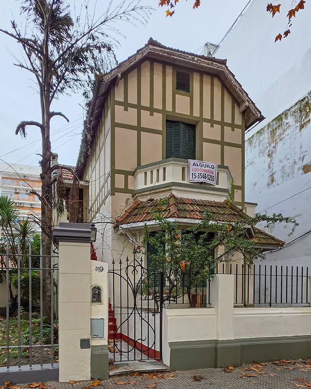 👀 Hoy les comparto algunas imágenes de esta hermosa casona de rasgos pintoresquistas, ubicada en Barzana 2024/28 y que, afortunadamente, cuenta con protección cautelar por ley firme.....#villaurquiza #ig_buenosaires #buenosairescity #arqgentina #facadelovers 🤳🏻😎 by @pablofe70