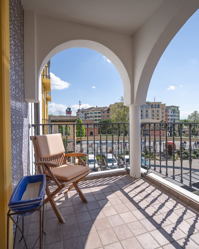 Have you ever stayed in Spain and looked straight across to Italy? 🇪🇸🇮🇹That’s exactly what you can do at Europa-Park Resort! Who would you love to take on this little journey across Europe? 🫶🤩#EuropaParkHotels #Europe #family by @europapark_hotels