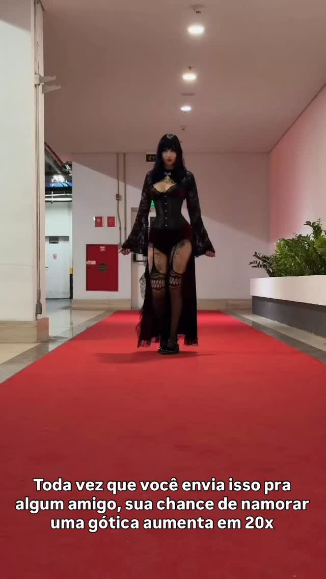 Se esse vídeo apareceu pra você, é um sinal! ♥️....#gotica #goth #gothgirlsofinstagram #humor #goticas by @kelltchup