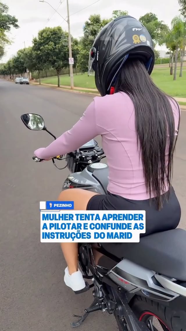 Amanda está aprendendo a andar de moto com a ajuda do marido, Vinícius, mas uma das aulas acabou rendendo um momento de pura comédia. Durante o vídeo, ela recebe orientações enquanto pilota a motocicleta e tenta seguir cada instrução da melhor forma possível.Em determinado momento, Vinícius pede para que Amanda levante o “pezinho” da moto. No entanto, ela entende que o comando era para levantar o próprio pé. Quando ouve “o outro, Amanda”, a aprendiz leva a orientação ao pé da letra e acaba levantando os dois pés ao mesmo tempo, deixando quem grava completamente sem reação.📹 @/casalmeloofc (ig) | @myhoodbr by @portalgo020