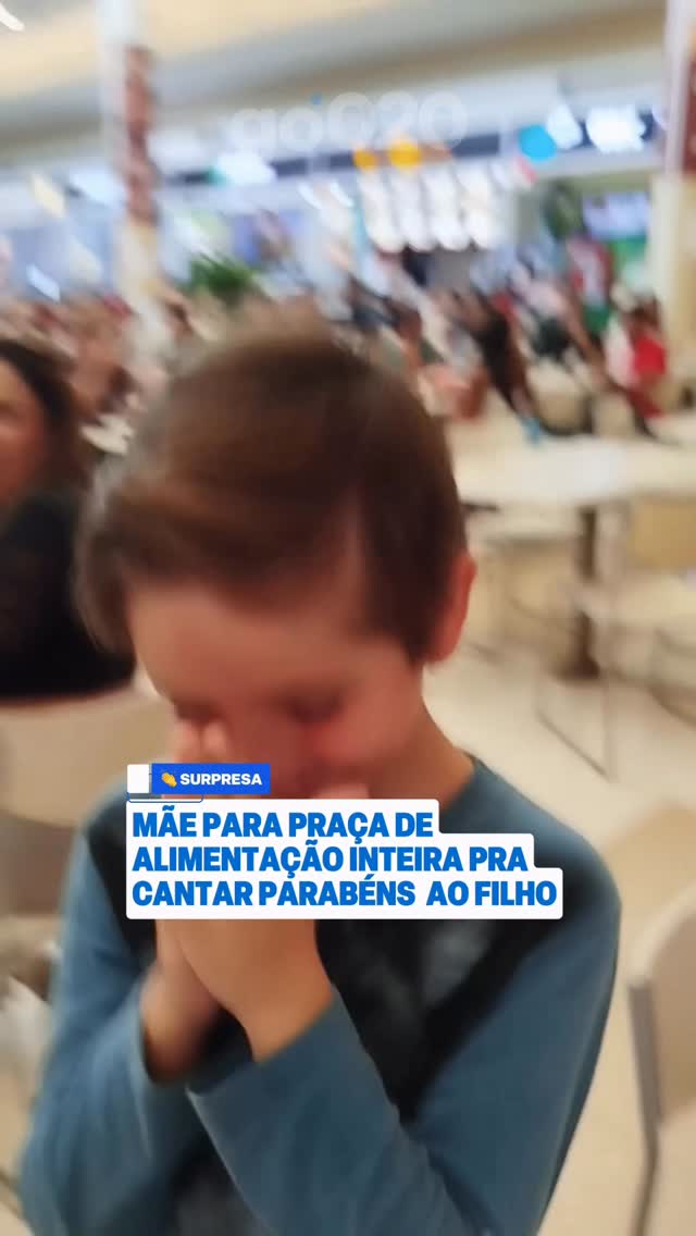 O aniversário de um menino ganhou um momento inesquecível durante um passeio no shopping. A mãe decidiu aproveitar a data especial e começou a cantar parabéns para o filho na praça de alimentação.O que ela não esperava era que as pessoas ao redor entrassem na comemoração. Em poucos instantes, a praça de alimentação inteira estava cantando junto, transformando a surpresa em uma celebração emocionante.O vídeo mostra o aniversariante visivelmente tímido diante da atenção de todos, mas também muito emocionado com o carinho recebido. A cena encantou os internautas e mostrou como pequenos gestos podem tornar uma data ainda mais especial.📹 @/Moniquefesouza (ig) | @myhoodbr by @portalgo020