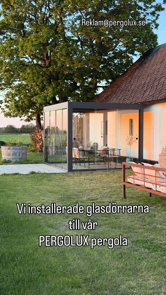 Nu börjar utelivet här! 💚Reklam @pergolux.seVi har installerat glasväggar i pergolan! En liten snabbguide här hur vi gjorde.Vi valde att bära glasdörrarna istället för att använda oss av en vakuumlyftare. Det gick bra men dörrarna är tunga…iallafall för mig. Som tur var hjälpte även sonen till med installation…helt klart mycket starkare än mig 😅 Måste säga att hela installationen gick smidigt. Några små missar men var lätta att rätta till. Ett tips är att kolla noga på instruktionerna i appen 🤷‍♀️ Vi missade på de första glasen att kolla hur listerna (på glasdörrarna) skulle sättas på. Dom hakar fast i varandra så dörrarna öppnas tillsammans. Helt logiskt men i ivern att få upp dom försvann det logiska Så blev -gör om gör rätt- Vi är sååå nöjda! Här kommer många långa kvällar spenderas i sommar 😍Om ni också vill installera glasdörrar eller är sugen på att skaffa en pergola-utnyttja då min kod ”olivero” så får ni ytterligare 5% rabatt [gäller även på redan nedsatta priser]/Det ligger en länk i min bio om ni vill titta närmre på pergolan och dess valmöjligheter/#pergolux #pergoluxse #pergola by @oliverogard