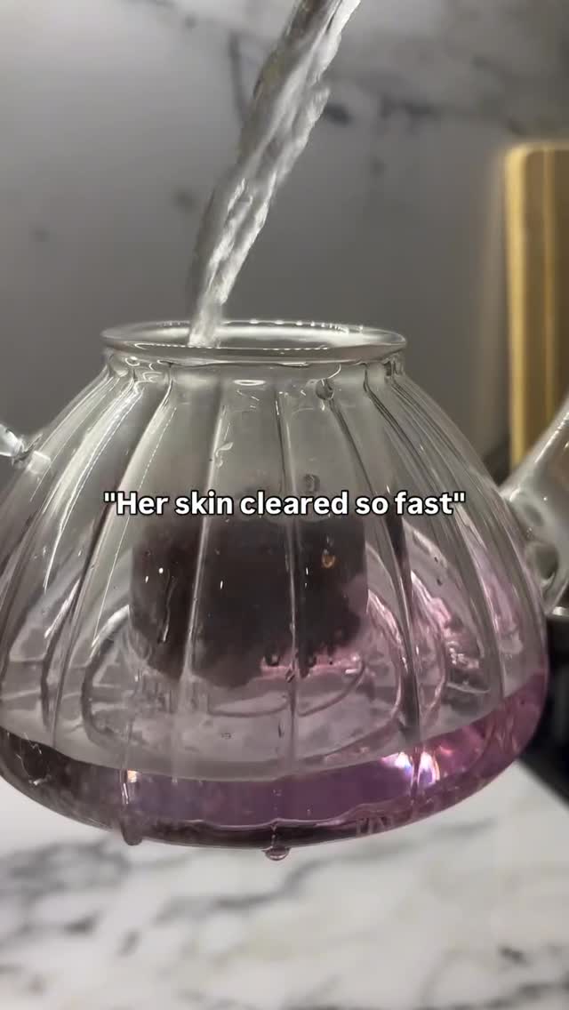 Anti-aging hibiscus serum recipe: make hibiscus infusion, make flaxseed gel, combine both and add a few drops of pure Argan oil. by @camy.hati