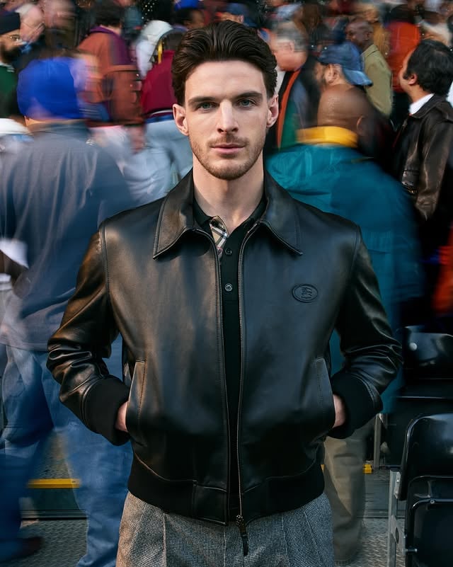 Pre-match warm-up

Declan Rice stands out from the crowd in the Bloomsbury Harrington