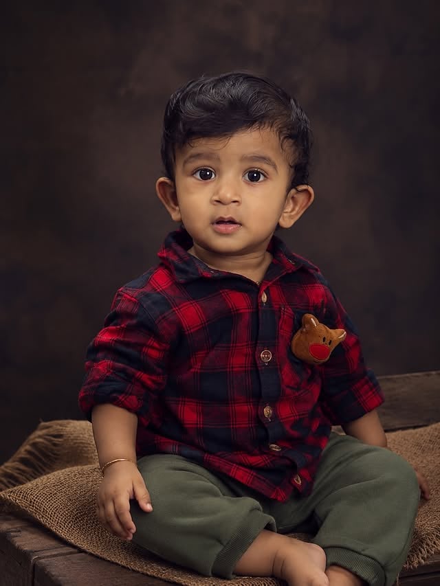 ‘2.6.2025’ என் வாழ்க்கையின் ஒட்டு மொத்த சந்தோஷமும் என் கைகளில் தவழ்ந்த நாள்🥹உனக்கு வயிறு நன்றாய் இறங்கி விட்டது. மே மாத இறுதியில் குழந்தை பிறந்துவிடும் என்ற கணிப்புக்களையெல்லாம் பொய்யாக்கி அம்மாவின் ஆசைக்காக, என் அப்பா பிறந்த ஜூன் மாதத்திலேயே பிறந்த கட்டி தங்கம் இவன் 😘கருவளையங்களும் அழகாய் தெரிந்தன குட்டி கள்வனவனுக்காக கண் விழித்து பசியாற்றியதால் 💕அப்பாவை நினைத்து அழுகும் போதெல்லாம் கண்களை சிமிட்டி இங்கேதான இருக்கேன் எதுக்கு அழுகுற என்பது போல் பார்ப்பான்!அப்பாவின் வெற்றிடத்தை அழகாய் நிரப்பிக் கொண்டிருக்கிறான்🫂இப்போதெல்லாம் அடிக்கடி எச்சில் அமிர்தத்தால் என் கன்னத்தை ஈரமாக்குகிறான். பிடித்திருக்கிறது😍‘அம்மா’ என்ற உணர்வே அவ்வளவு அழகாக இருக்கிறது❤️அலுவலகம் செல்லும் போதெல்லாம், என் மேல் வீசும் அவன் வாசனையே எனக்கு ஆகப்பெரும் ஆறுதல்.வீட்டுக்கு வந்தவுடன் என் இருப்பு இல்லாதது அவன் கண்களில் தெரியும். முகம் மலர சிரித்து கையை நீட்டி தூக்கச்சொல்வான்!உலகமே அவன் ஒற்றை சிரிப்பினில் அடங்கி விட்டது✨இந்த வாழ்க்கையை இனிக்க இனிக்க எம்மகனுடன் வாழ வேண்டும் 😍 என் உயிர்! என் சொந்தம்! என் அனைத்துமானவன், என் அன்பு மகன் அதிதீரனுக்கு பிறந்தநாள் வாழ்த்துகள்💕🎊பிறந்ததற்கு நன்றி என் செல்லமே🫂🥰#happybirthday #myboy #love by @dhana_saminathan