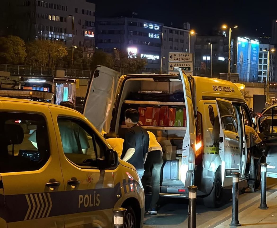 Sabah evden çıktınız…….
Sadece işe gidiyordunuz.
Erdal Çiçek de öyle yaptı😞

Şişli’de taksisine bir yolcu aldı. Sonra noldu tam bilmiyoruz. Tartışma neden çıktı, nasıl başladı bilmiyoruz…
Ama bildiğimiz bir şey var:
Erdal Çiçek, yolcusunun saldırısına uğradı.
Aldığı darbeyle yere düştü. Başını kaldırıma çarptı. Ve kendi aracının yanında kalp krizi geçirdi.

Şimdi bi düşünün…
Sabah evden ekmek parası kazanmak için çıkan bi insanın, akşam evine dönüp dönemeyeceği belli değil.

Bir insanın başına, sadece işini yaptığı için bunlar gelmemeli!
İstanbul Taksi Şoförleri Derneği Başkanı Deniz Dündar’ın söylediği söz çok çarpıcı:
“Aracında Azrail’ini taşıyan meslek haline geldik.” 😞

Ne kadar acı…
Direksiyon başına geçen insanlar, müşteri seçmeden, günün her saati çalışıyor. Ama her yolculuğun sonunda eve sağ salim döneceklerinin garantisi yok.

Daha da düşündürücü olan şu:
Şüpheli kaçmaya çalışıyor.
Onu yakalayanlar kim?
Yine taksiciler.

Yine birbirine sahip çıkan emekçiler.
Erdal Çiçek şu anda yaşam mücadelesi veriyor.
Umarım güzel haber gelir.

Umarım ailesine, sevdiklerine, direksiyon başında onu bekleyen hayatına geri döner.
Çünkü hiç kimse, ekmeğinin peşine düştüğü bi günde, ölüm kalım savaşı vermek zorunda kalmamalı🙏😞