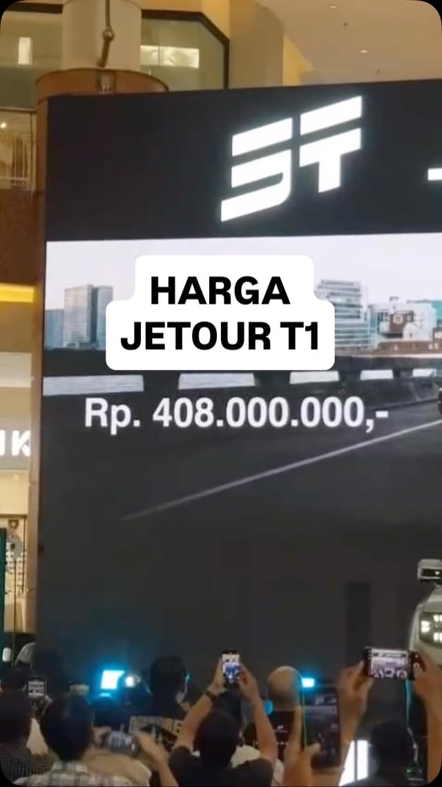 Ini dia harga Jetour T1! Untuk 500 konsumen pertama, Jetour T1 dibanderol dengan harga mulai Rp 388 juta untuk varian ICE (non hybrid), sedangkan varian i-DM atau (PHEV) berada di harga Rp 538 juta. Gimana menurut Anda, apakah cocok harganya? by @motomobitv