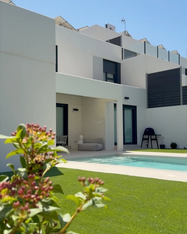 Hemos hecho una promoción de 4 casas iguales y esta es una de ellas 👆Casa de hormigón a medida de 200m2 construidos distribuidos en 2 plantas con jardín, porche y piscina 🏡Planta baja 👇➡ Lavadero➡ Salón-comedor con cocina integrada➡ Habitación de invitados➡ Baño➡ Cuarto de juegosPlanta alta 👇➡ Dormitorio principal con baño en suite➡ Dormitorio secundario con baño en suite➡ DespachoPide tu presupuesto gratuito y sin compromiso a través de nuestra web 💻#vivienda #viviendas #viviendapropia #viviendaunifamiliar #viviendanueva by @theconcretehome